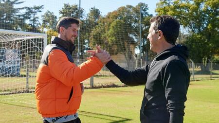 Rodrigo Rey y Wado de Pedro en un partido contra el bullying. Foto Twitter @wadodecorrido