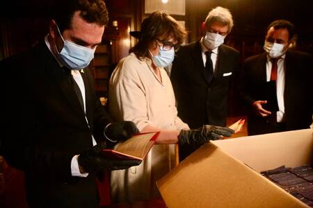 Descubren centenares de pasaportes y fichas de afiliados al partido nazi de la Argentina.