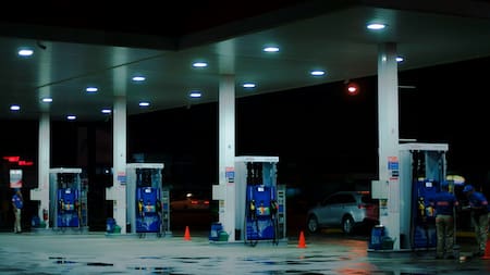 Estación de servicio; combustible; nafta. Foto: Unsplash.