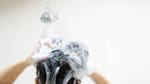 Lacio, rizado o con frizz: cuáles son las claves para elegir bien el shampoo, según los dermatólogos