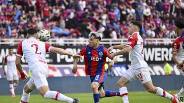 Con una roja y la intervención del VAR, San Lorenzo y Huracán empataron en un clásico cargado de polémica