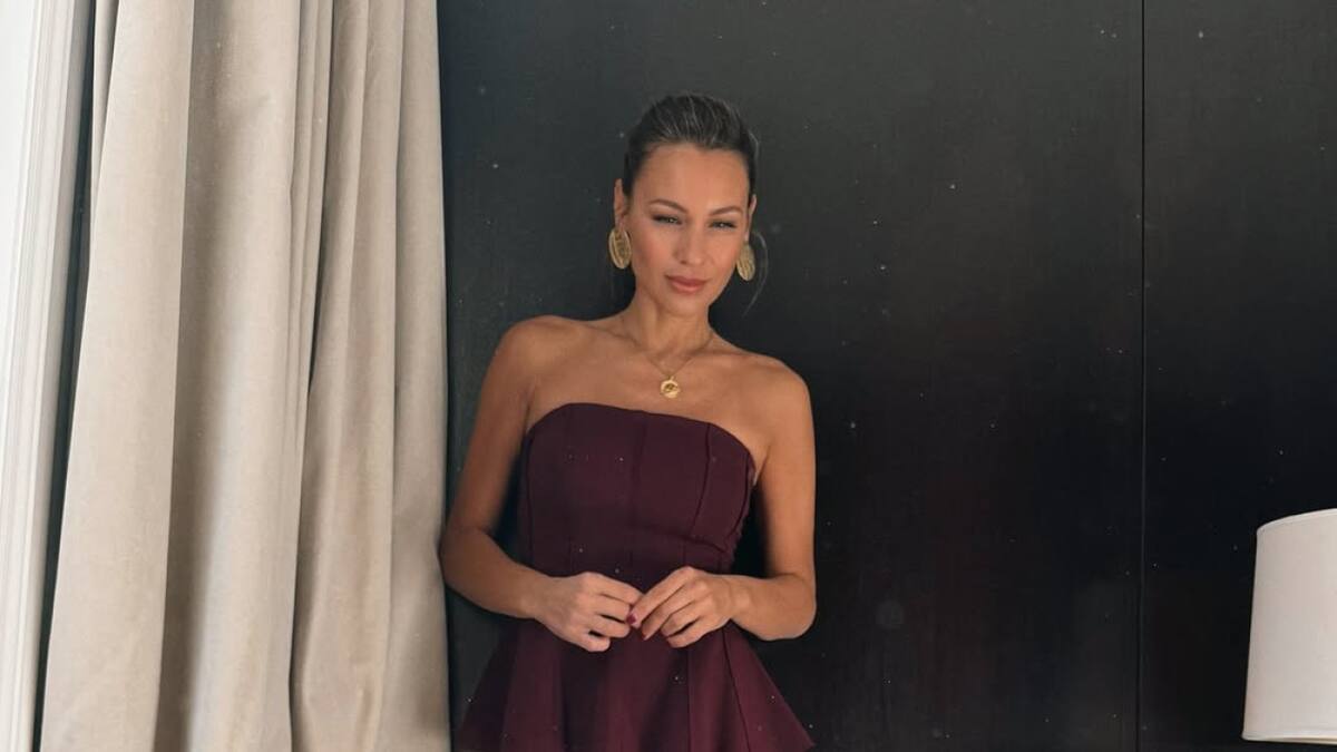 Pampita luciendo un top con volados bordo y botas de caña alta del mismo color. Foto Instagram @pampitaoficial