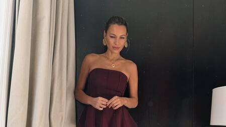 Pampita luciendo un top con volados bordo y botas de caña alta del mismo color. Foto Instagram @pampitaoficial