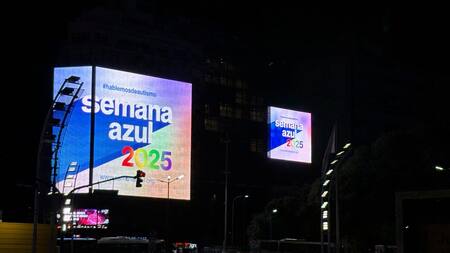 El Obelisco se iluminó por la Semana Azul 2025 para concientizar sobre el autismo.