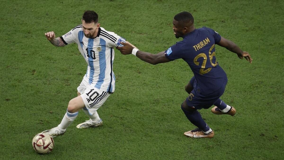 Lionel Messi marcado por Marcus Thuram. Foto: Reuters.