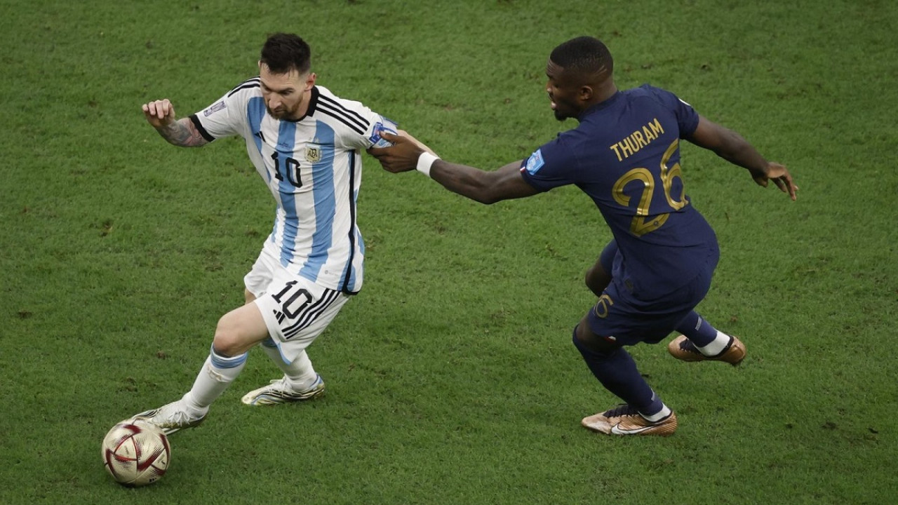 Lionel Messi marcado por Marcus Thuram. Foto: Reuters.