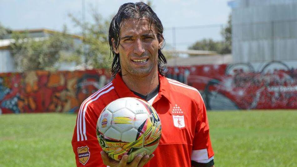 "Tecla" Farías, futbolista, denuncia