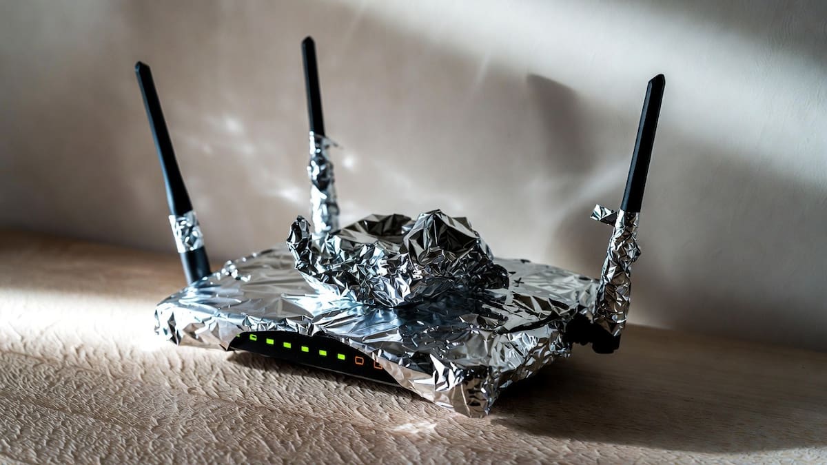 El truco de envolver el router con papel aluminio funciona o es un simple mito.