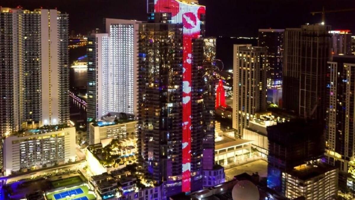 Un rascacielos de 60 pisos es la tarjeta de San Valentin mas grande del mundo. EFE