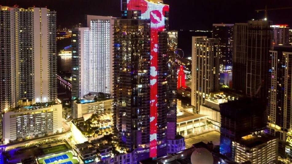 Un rascacielos de 60 pisos es la tarjeta de San Valentin mas grande del mundo. EFE