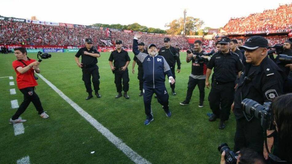 Emotivo recibimiento a Maradona en Newells