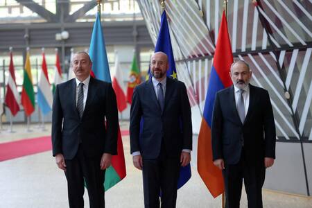 El presidente de Azerbaiyán, Ilham Aliyev, y el primer ministro de Armenia, Nikol Pashinyan, se reúnen en Bruselas. Foto: Reuters