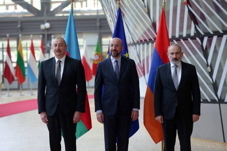 El presidente de Azerbaiyán, Ilham Aliyev, y el primer ministro de Armenia, Nikol Pashinyan, se reúnen en Bruselas. Foto: Reuters