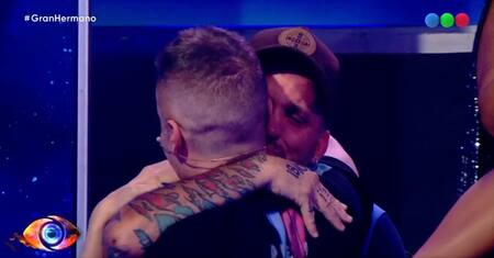 El abrazo entre Juan Reverdito, ex Gran Hermano, y Santiago del Moro. Fotos: capturas.