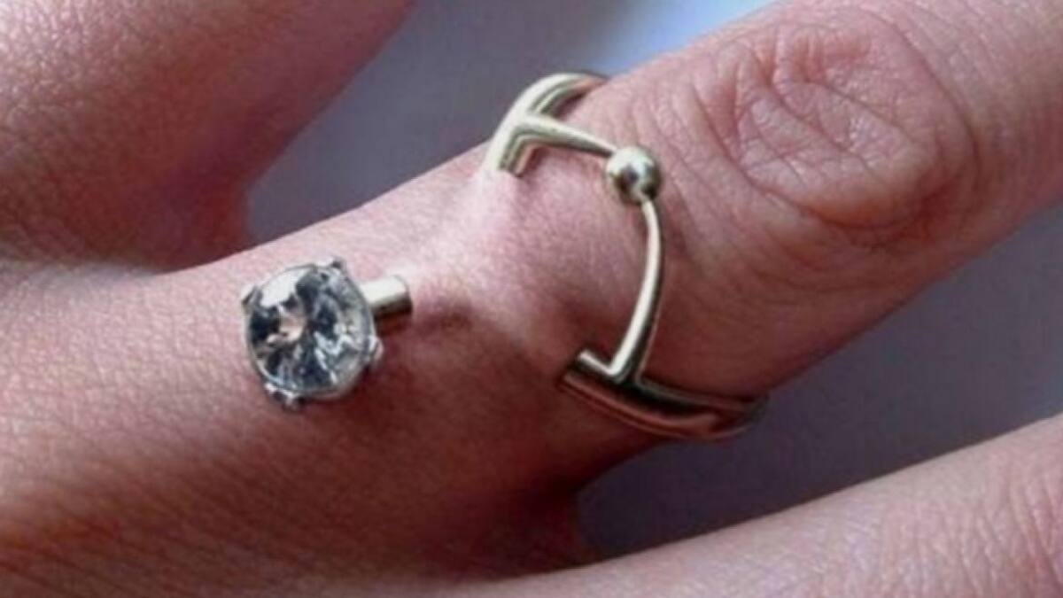 Lo último: Piercing en los dedos como anillos de boda