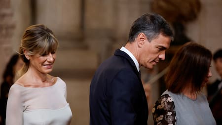 Pedro Sánchez y Begoña Gómez, su esposa. Foto: Reuters.