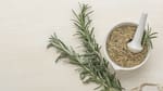 Gran aliado natural: los beneficios del té de romero para la salud y cómo prepararlo correctamente