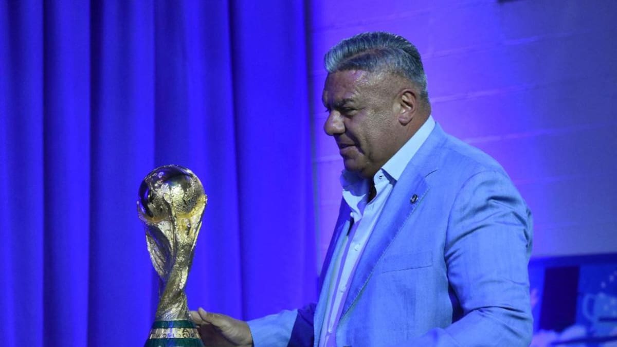 Claudio Chiqui Tapia con la Copa del Mundo. Foto: NA.