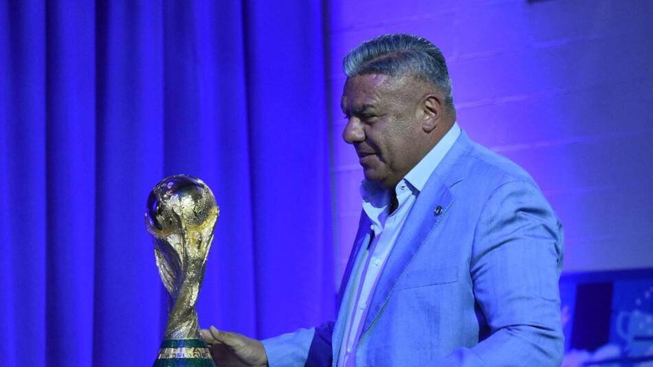Claudio Chiqui Tapia con la Copa del Mundo. Foto: NA.