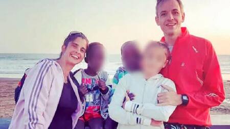 La pareja de 45 y 44 años que abandonó a los niños africanos en una comisaría. Foto: NA