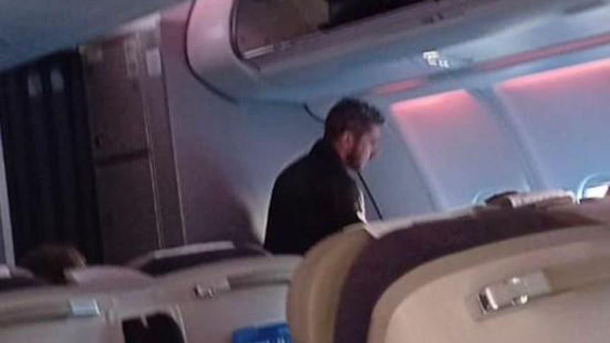 Jey Mammón en un avión volviendo a Argentina. Foto Twitter @agus_rey