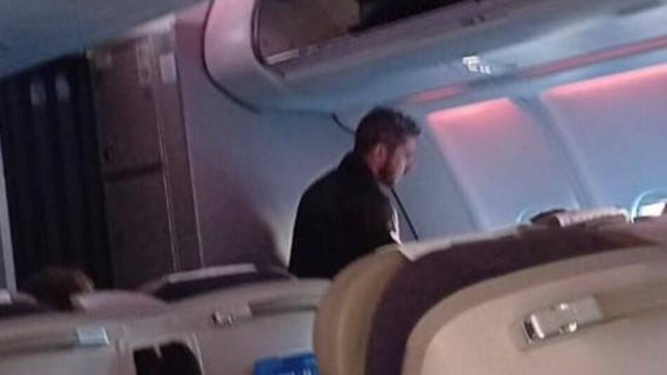 Jey Mammón en un avión volviendo a Argentina. Foto Twitter @agus_rey