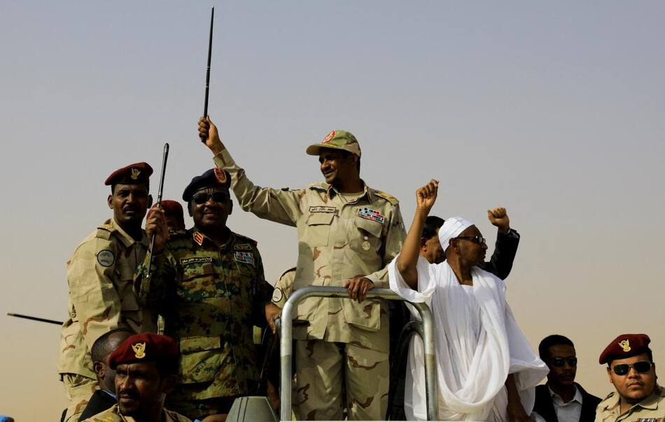 El teniente general Mohamed Hamdan Dagalo, subjefe del consejo militar y jefe de las Fuerzas de Apoyo Rápido (RSF) paramilitares, saluda a sus seguidores