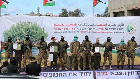 Liberación de tres rehenes israelíes en Gaza por parte de Hamás. Foto: REUTERS.