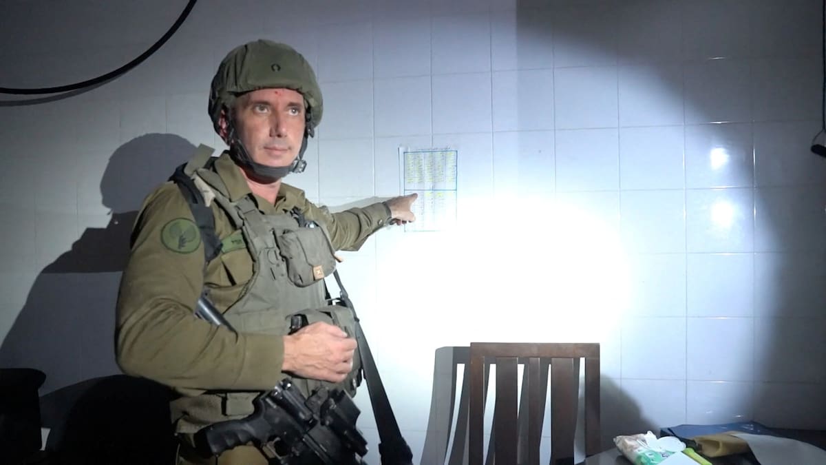 Daniel Hagari, portavoz del Ejército israelí mostrando túnel de Hamas. Foto: Reuters.