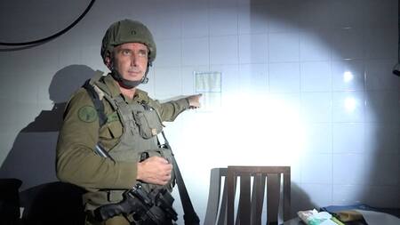Daniel Hagari, portavoz del Ejército israelí mostrando túnel de Hamas. Foto: Reuters.