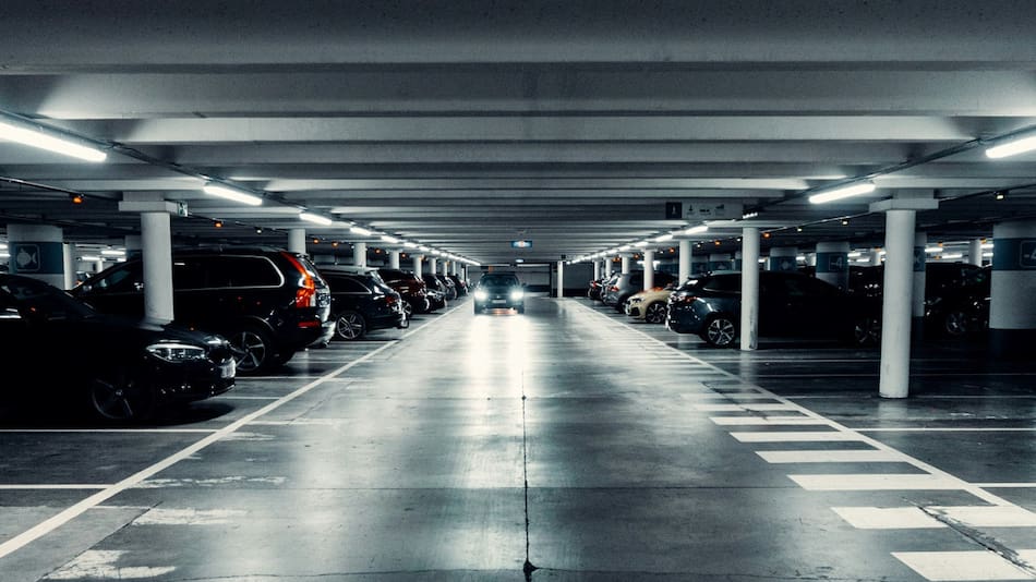 Estacionamiento subterráneo. Foto: Unsplash.
