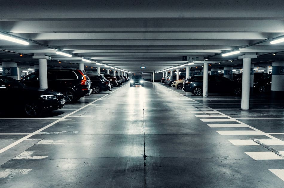 Estacionamiento subterráneo. Foto: Unsplash