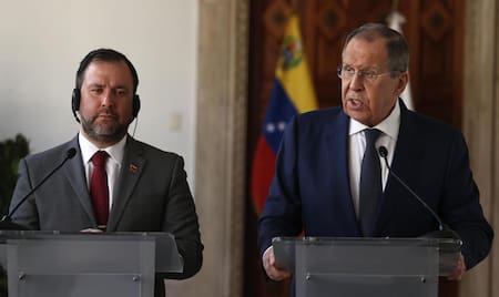 El ministro de Asuntos Exteriores de Rusia, Serguéi Lavrov, junto con su homólogo de Venezuela, Yván Gil Pinto. Foto: EFE