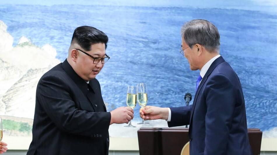 Kim Jong Un junto a Moon Jae-in - Corea del Norte y Corea del Sur (Reuters)