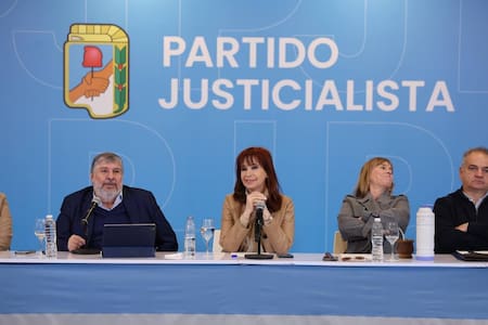 Cristina Kirchner se reunió con el bloque de Senadores en la sede del PJ Nacional.