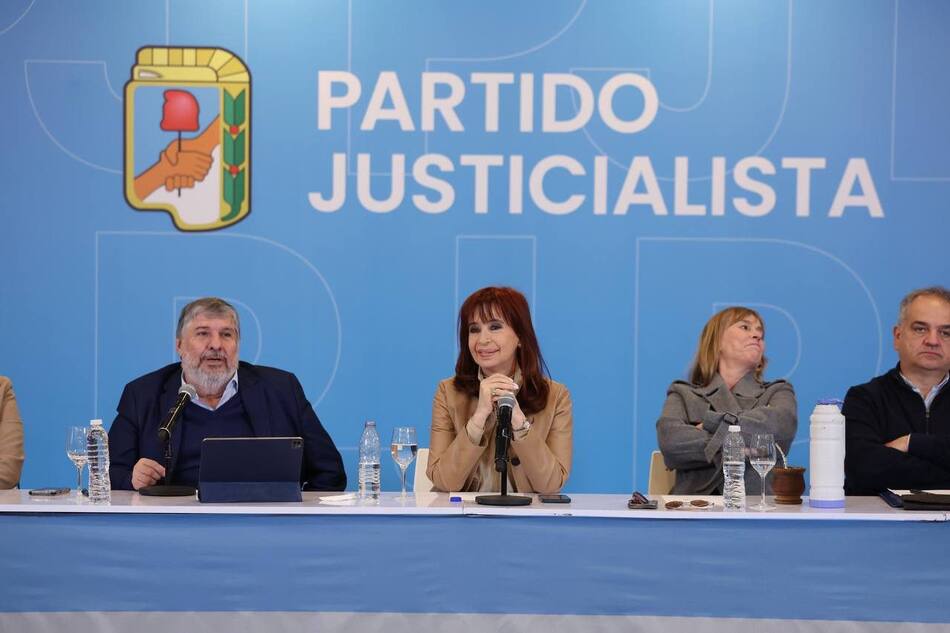 Cristina Kirchner se reunió con el bloque de Senadores en la sede del PJ Nacional.