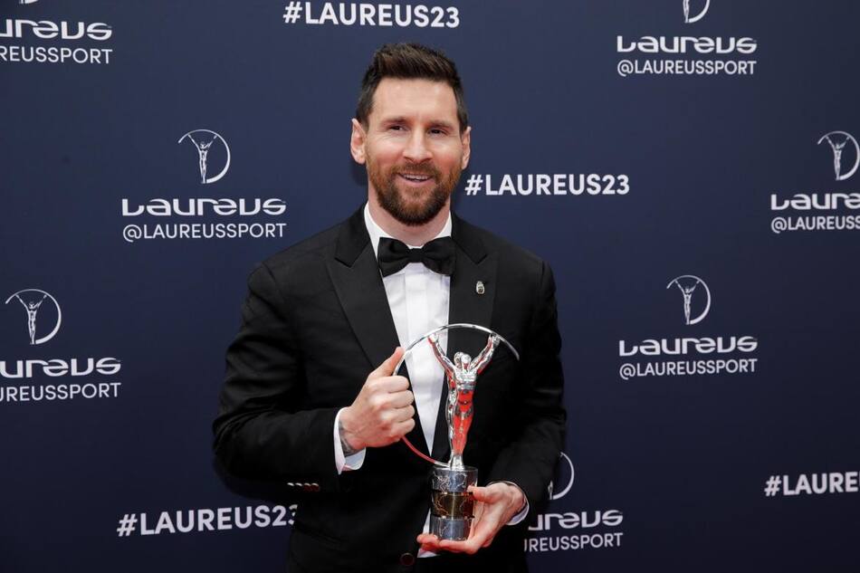Lionel Messi con el Premio Laureus 2023. Foto: EFE.