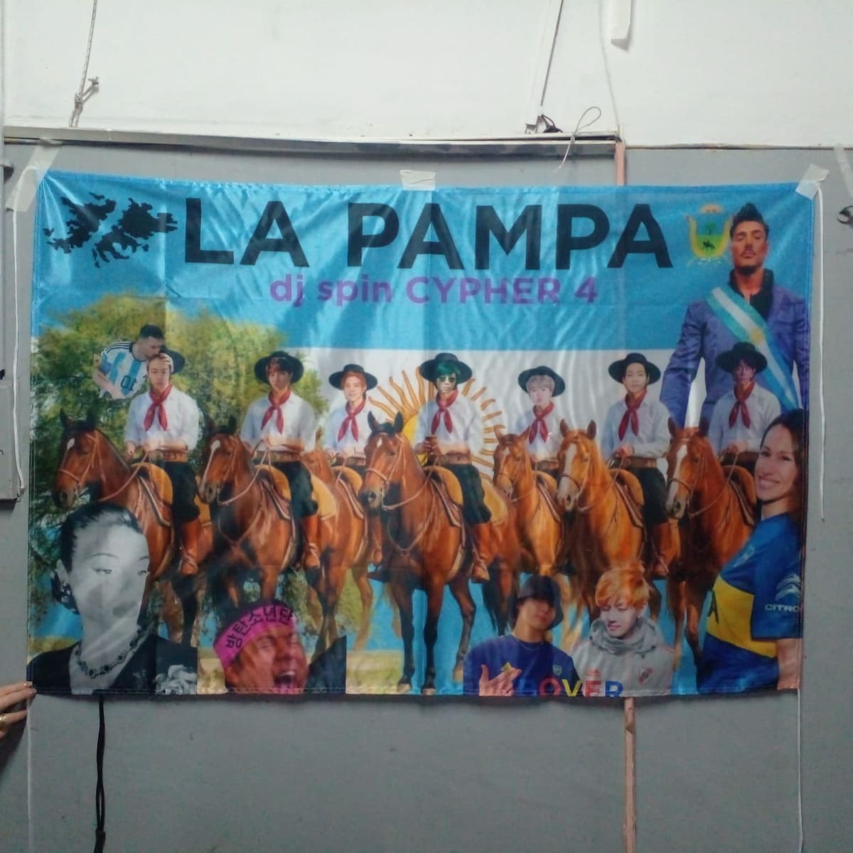Banderas hechas por las fanáticas de BTS.