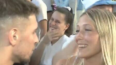 El notero y la joven. Foto: NA.