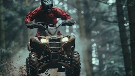 Brutal accidente en Villa Gesell: un joven de 27 años volcó con su cuatriciclo y permanece en grave estado