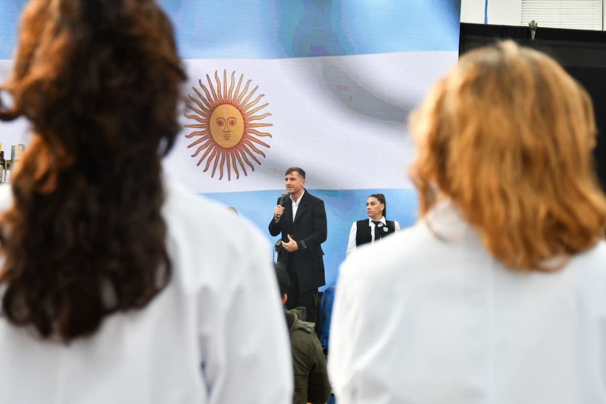 Promesa de la bandera de estudiantes de Morón.