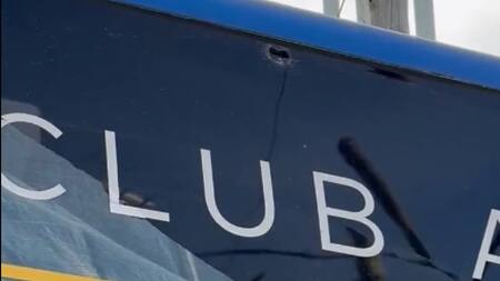 El vidrio del micro de Boca apedreado. Foto: captura video