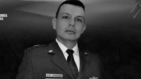 El teniente coronel fallecido en el accidente de avión. Foto: FAC.