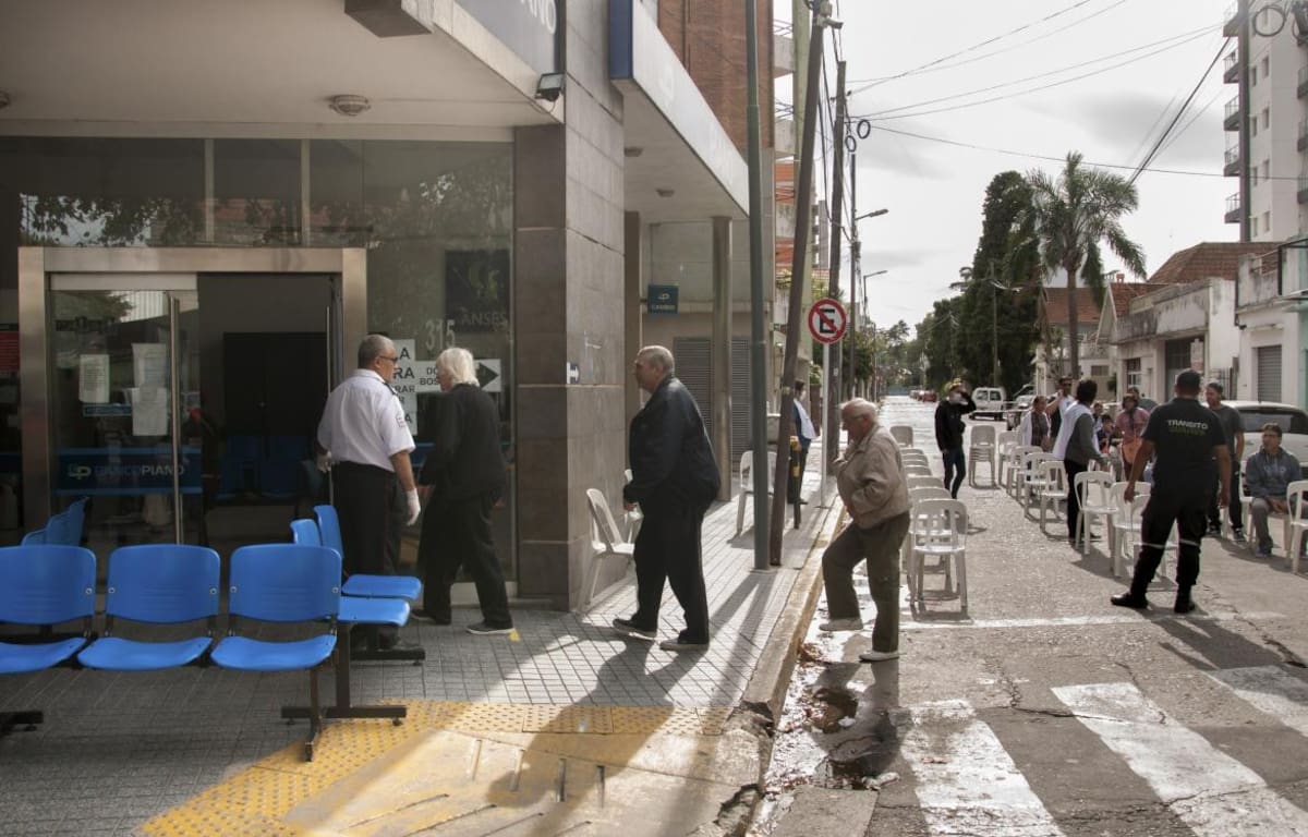 Cobro de haberes de jubilados en bancos, AGENCIA NA