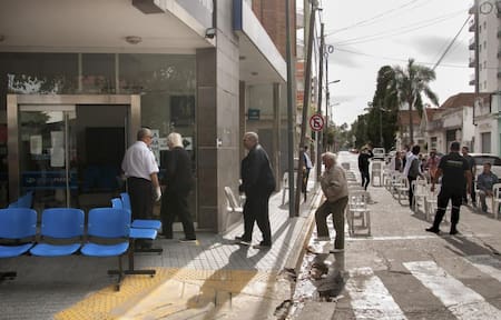 Cobro de haberes de jubilados en bancos, AGENCIA NA