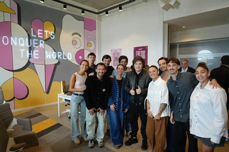 Milei en la planta de elaboración de la heladería Lucciano's