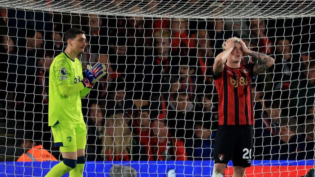 Bournemouth suspende a Alex Jiménez tras la viralización de chats comprometedores en redes