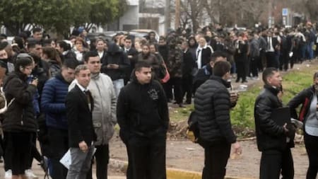Fila para ingresar a trabajar a la cárcel de Olmos, Foto: MediaNews