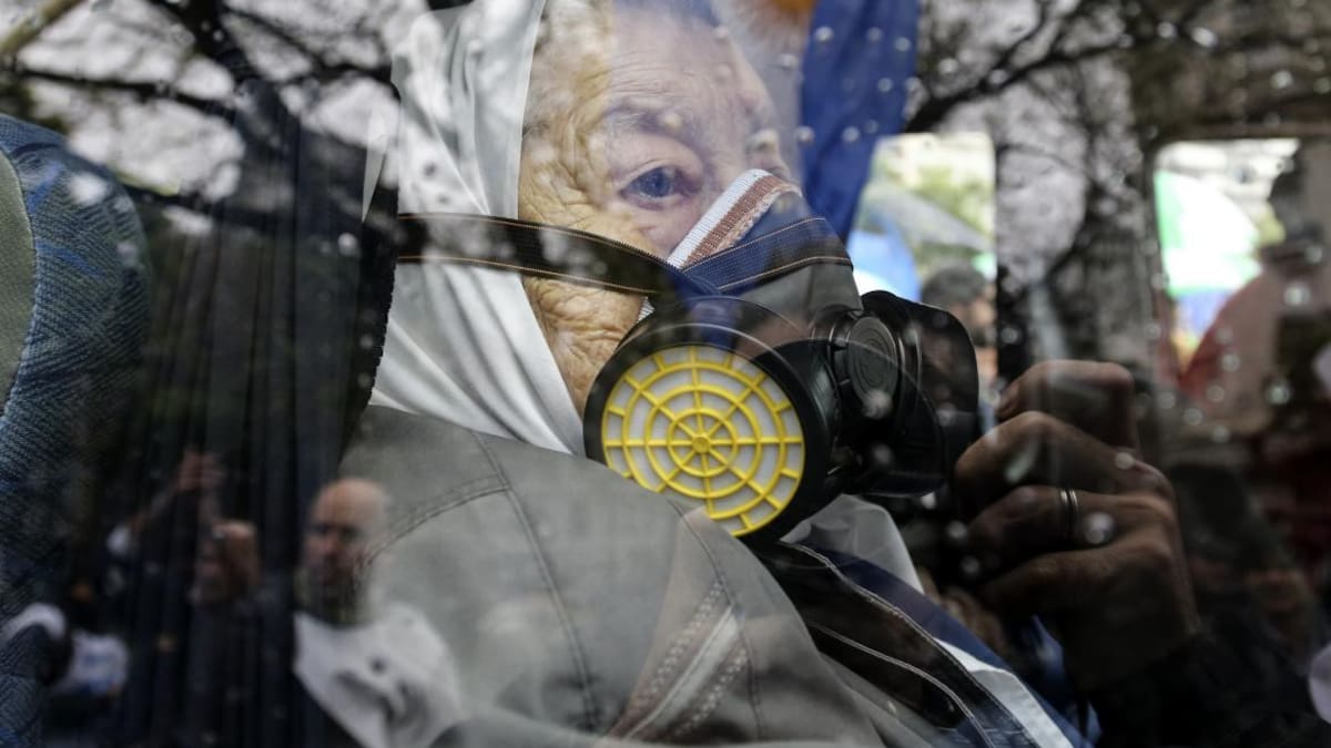 Hebe de Bonafini, con una mascara antigas, en los alrededores del Congreso, NA