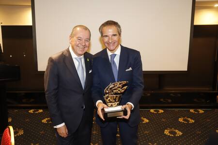 Rafael Grossi recibió el Reconocimiento Taeda 2025 de manos de Mario Montoto